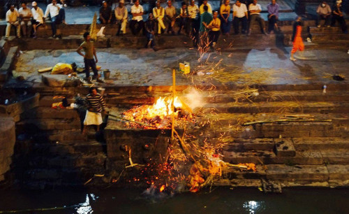 Crematie bij de Pashupatinath-tempel